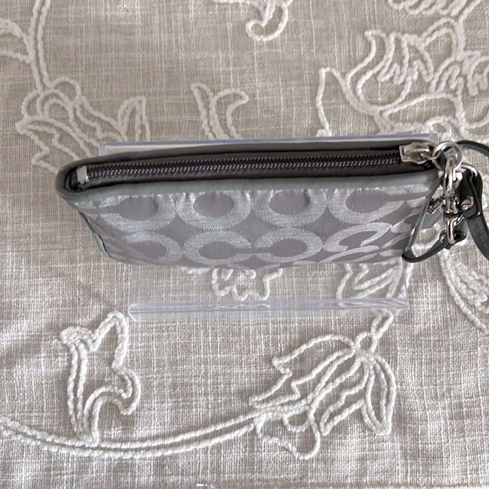 Coach NWT Madison OP ART Silver and Gray Wristlet #44620 - Picture 3 of 12